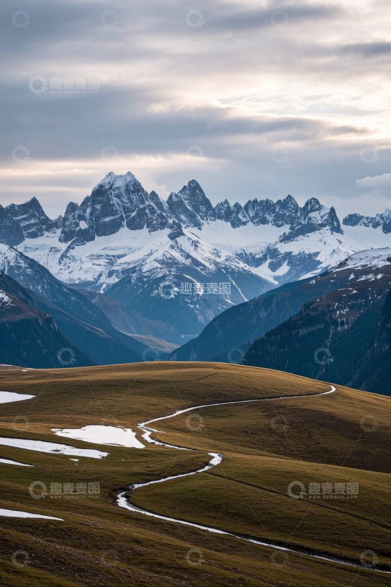 高清大图下载【趣麦麦图】雪山下蜿蜒山路自然风光