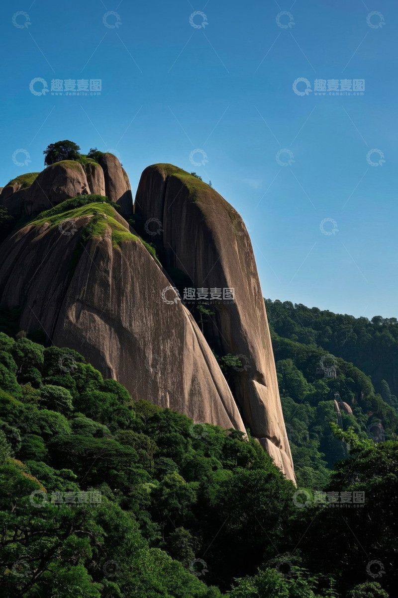 高清大图下载【趣麦麦图】巍峨山峰与葱郁植被景观