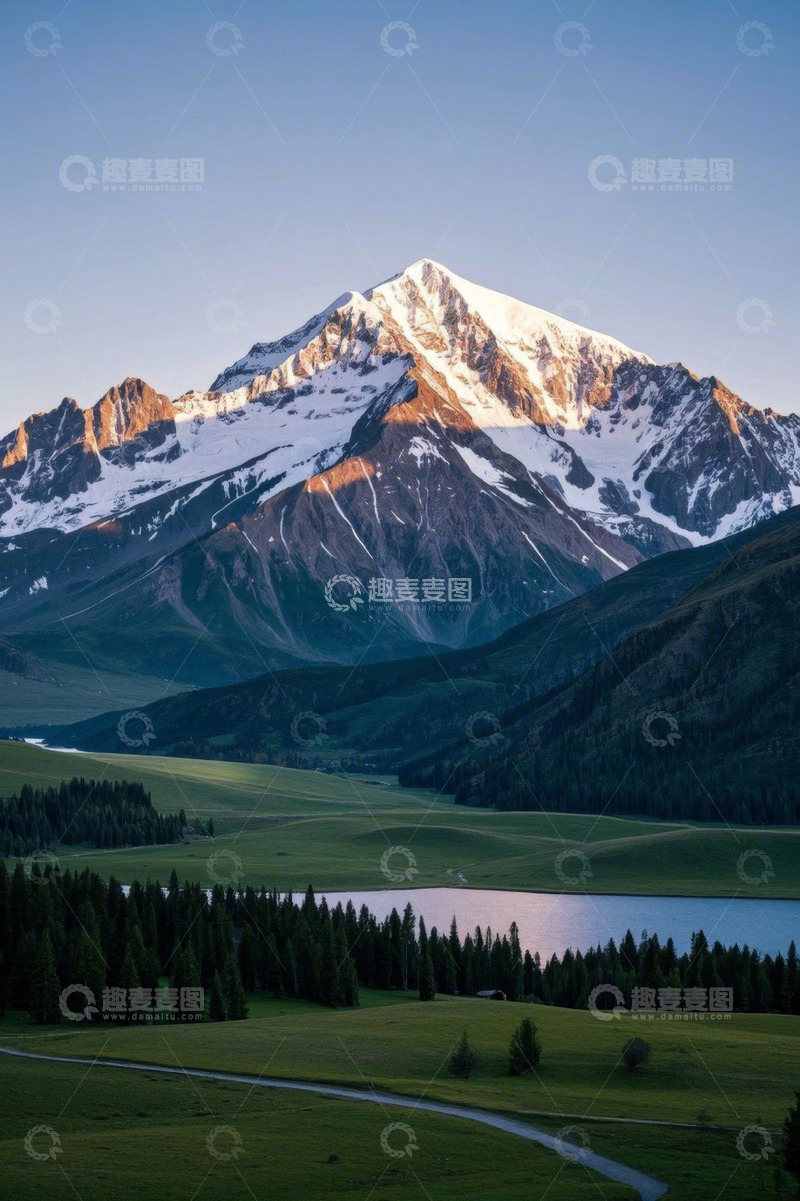 高清大图下载【趣麦麦图】雪山下的草原与森林风景