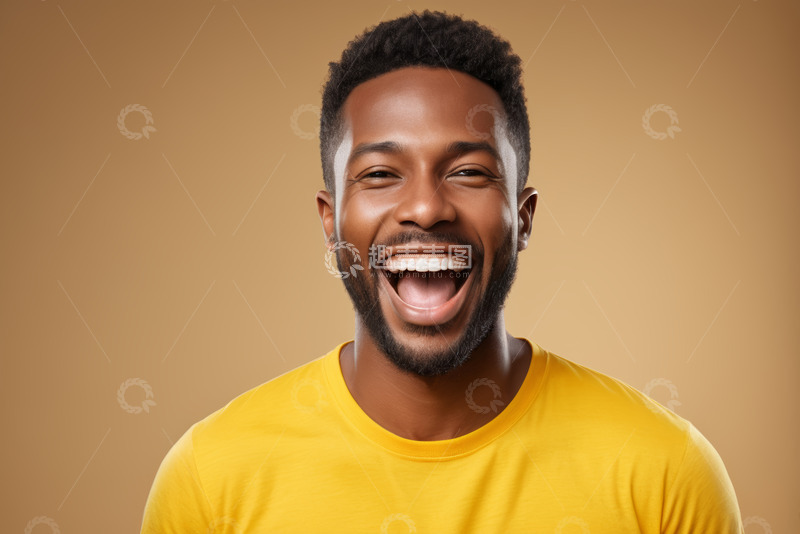 高清大图下载【趣麦麦图】穿着黄色上衣的男子开怀大笑