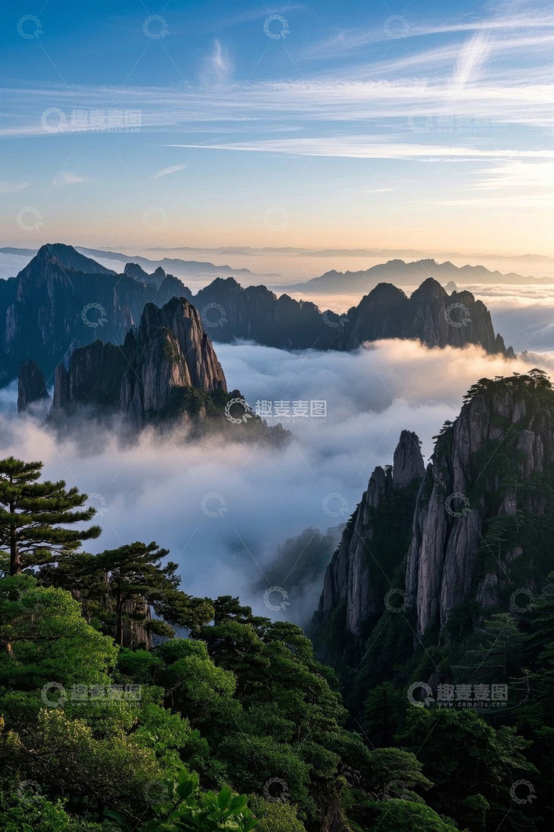 高清大图下载【趣麦麦图】云雾缭绕的山景与松树