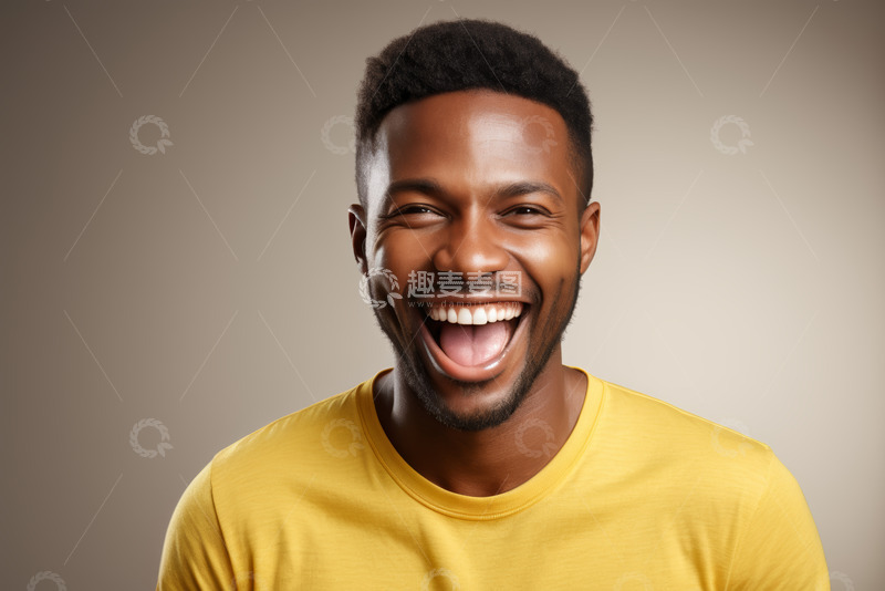 高清大图下载【趣麦麦图】穿黄色上衣的男子开怀大笑
