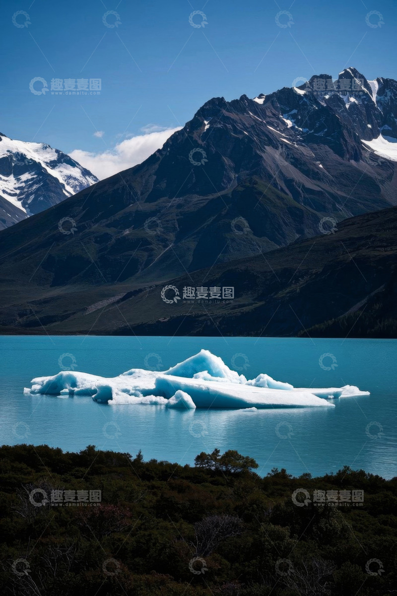 高清大图下载【趣麦麦图】湖面上漂浮的冰山与远处山脉