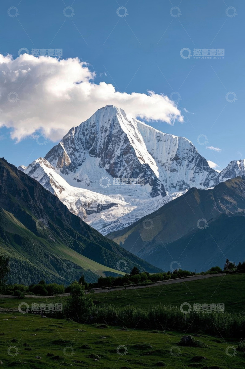 高清大图下载【趣麦麦图】雪山下的绿色山地风光