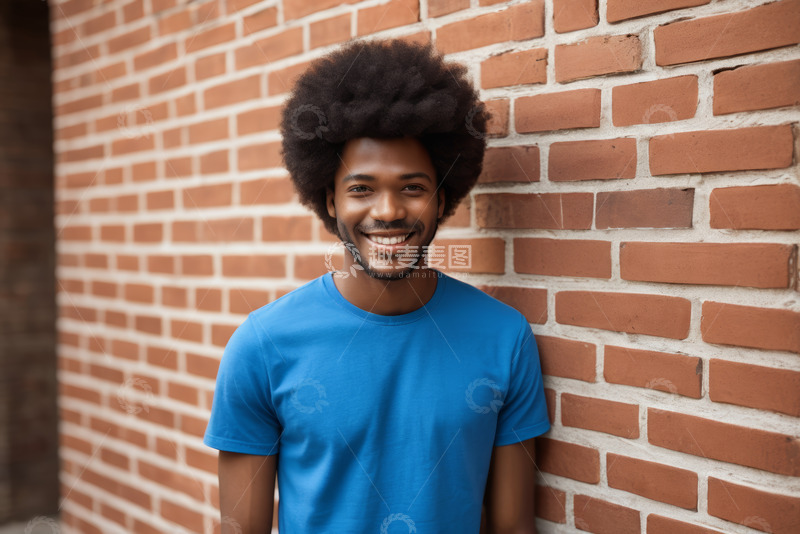 高清大图下载【趣麦麦图】靠墙微笑的非洲裔男子