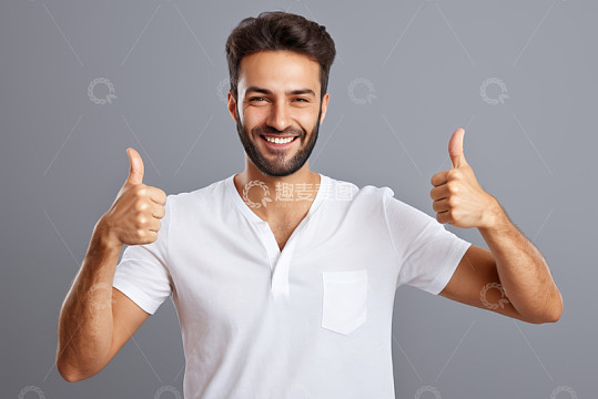 微笑男人竖起双拇指