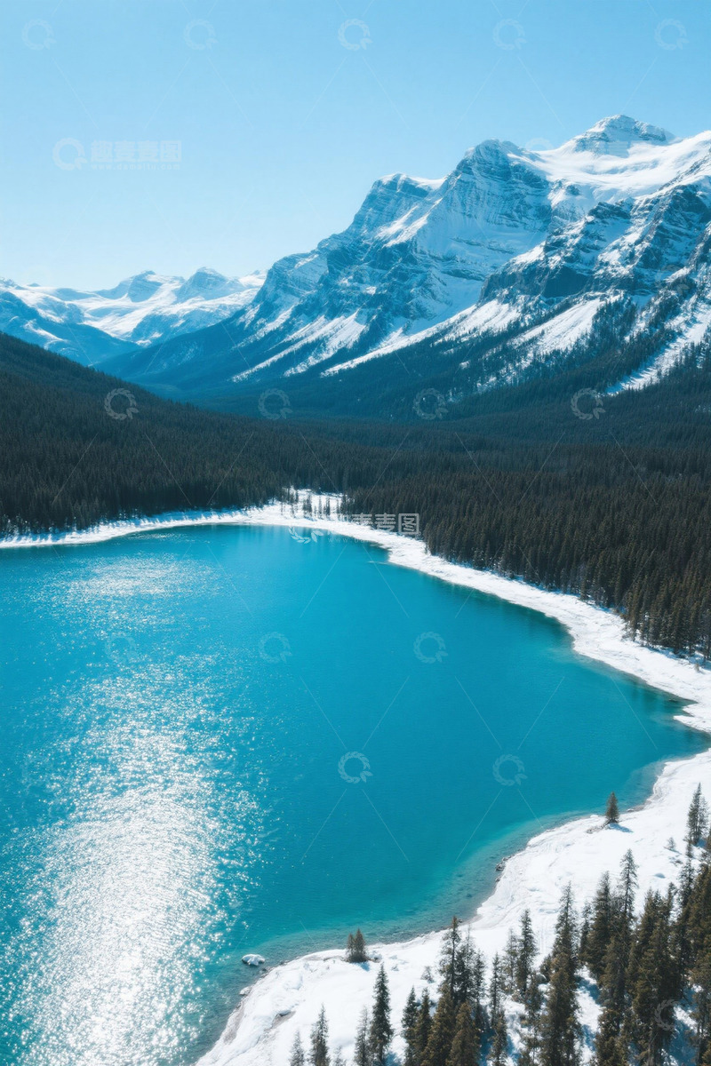 高清大图下载【趣麦麦图】雪山下的蓝色湖泊森林景观
