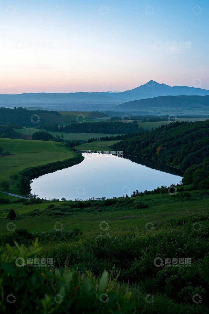 高清大图下载【趣麦麦图】田园湖泊与远山自然景观