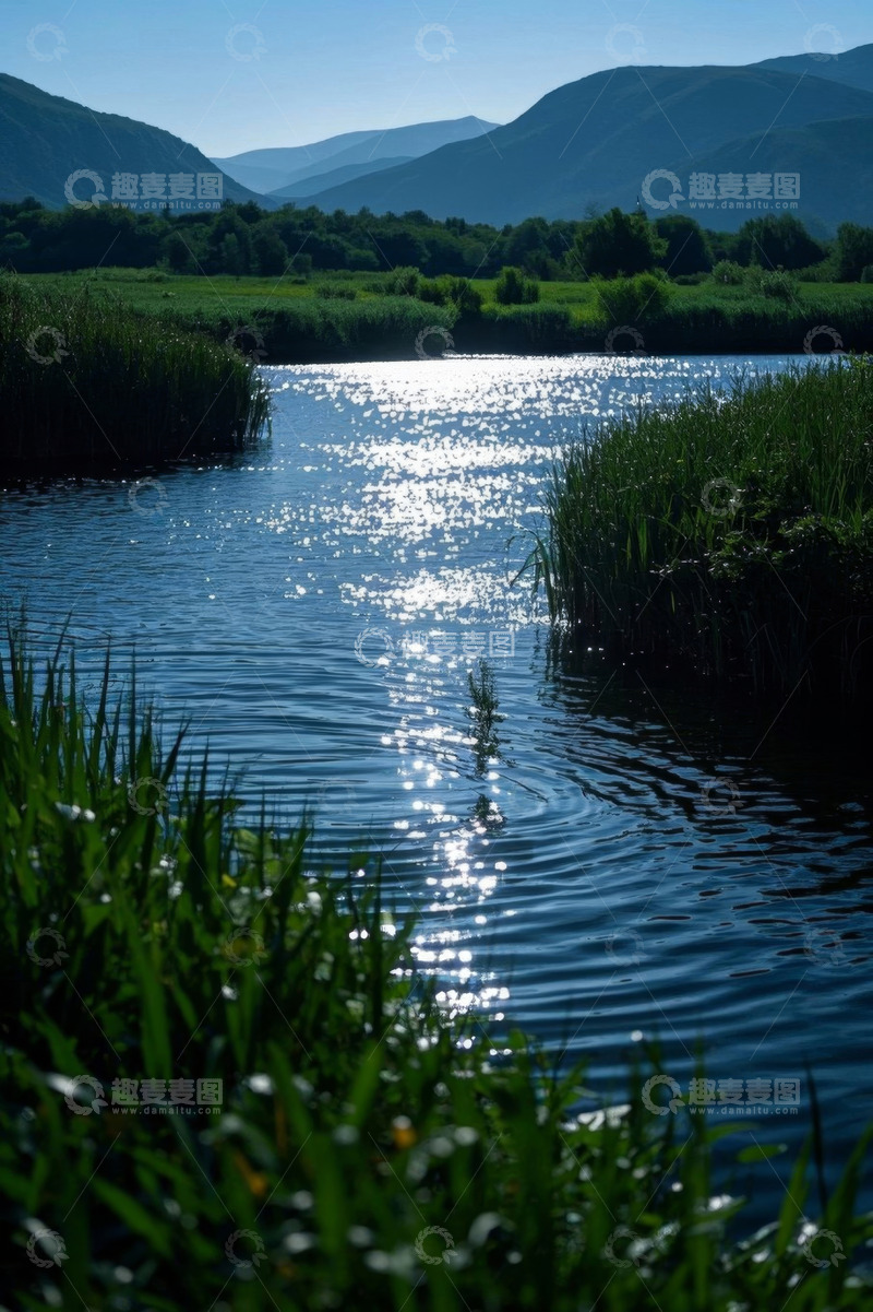 高清大图下载【趣麦麦图】阳光下波光粼粼的河流与远山
