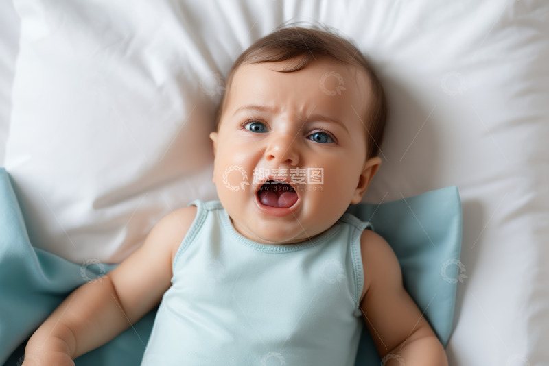 高清大图下载【趣麦麦图】躺在床上的婴儿张嘴表情