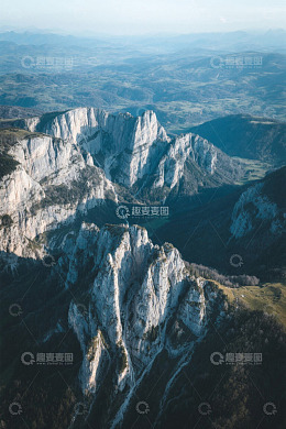 俯瞰壮丽山峰自然风光