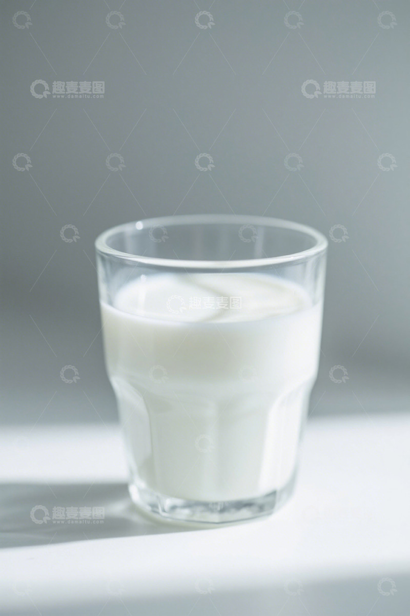 高清大图下载【趣麦麦图】玻璃杯装的白色牛奶饮品