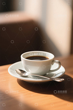 木桌上的一杯咖啡