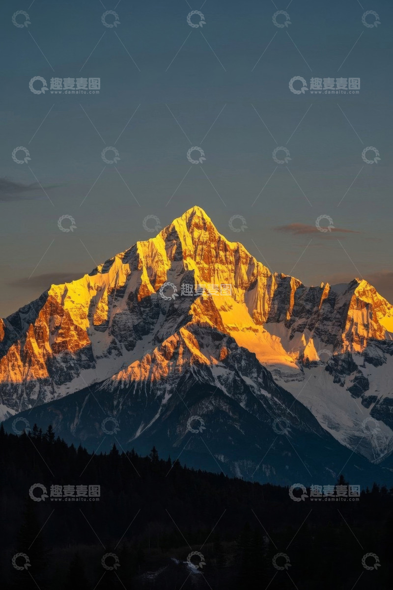 高清大图下载【趣麦麦图】日照金山雪山壮丽景色