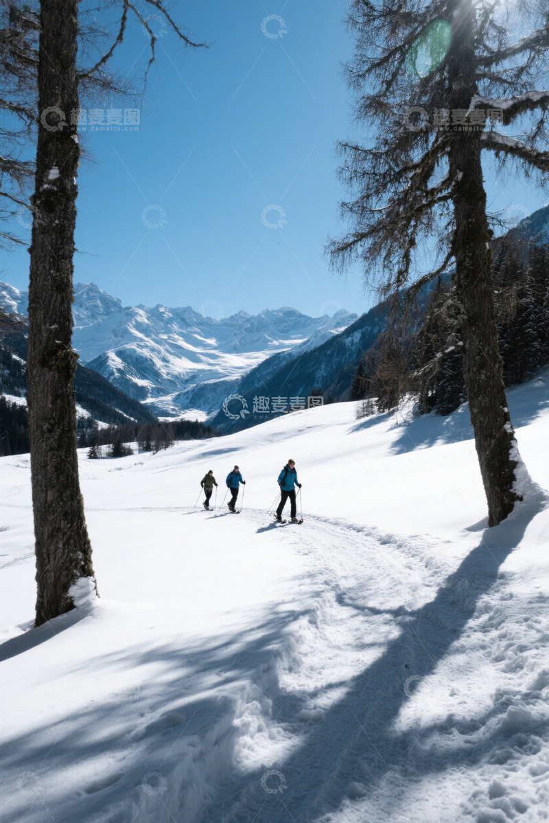 高清大图下载【趣麦麦图】雪山中三人徒步滑雪场景