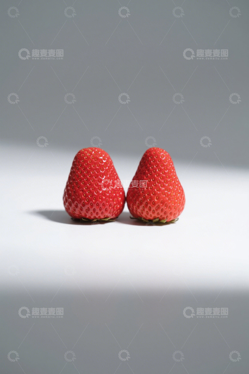 高清大图下载【趣麦麦图】两颗新鲜红色草莓特写