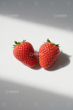 两个新鲜草莓静物特写