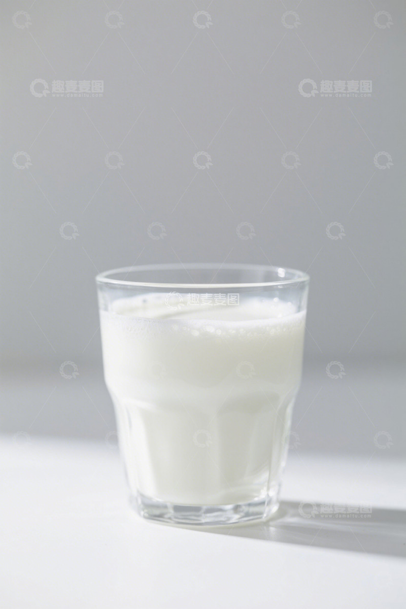 高清大图下载【趣麦麦图】玻璃杯装的白色牛奶饮品