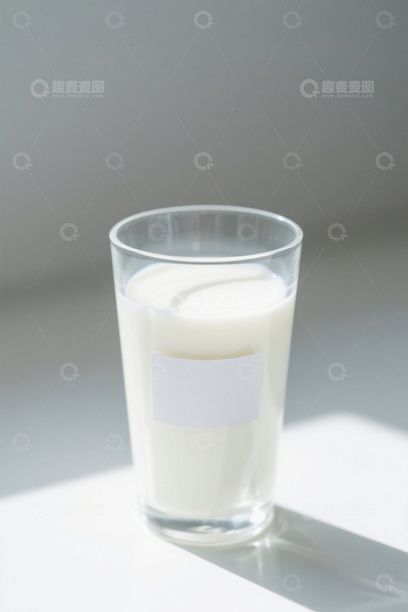 高清大图下载【趣麦麦图】玻璃杯装的白色牛奶饮品