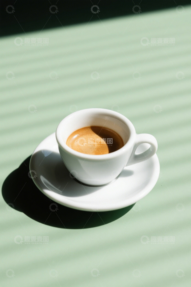 高清大图下载【趣麦麦图】白色杯碟装的浓缩咖啡