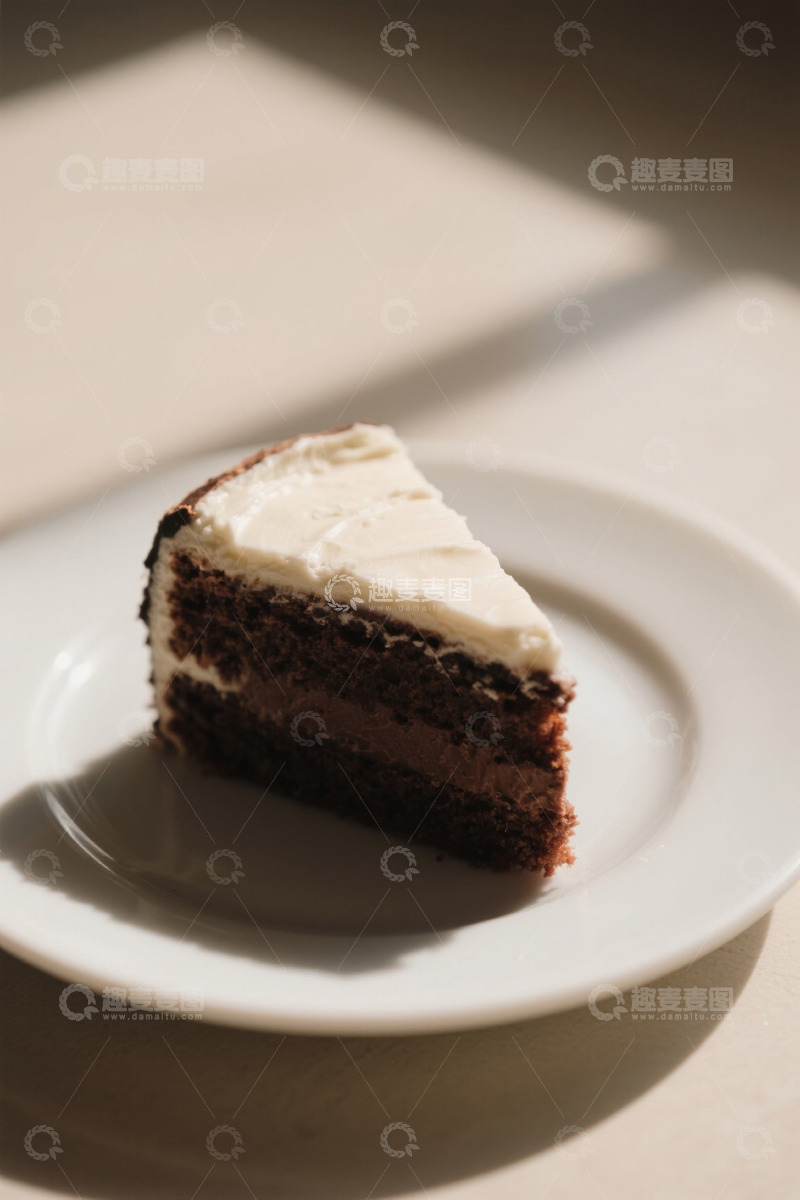 高清大图下载【趣麦麦图】白盘上的巧克力奶油蛋糕