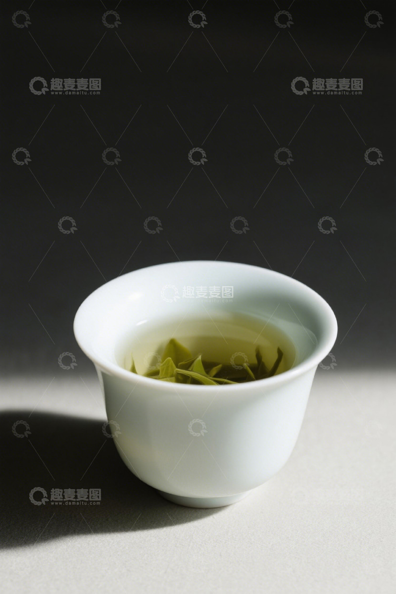 高清大图下载【趣麦麦图】白色茶杯中的绿茶