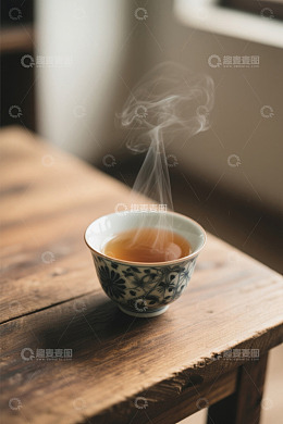 木桌上热气腾腾的中式茶杯