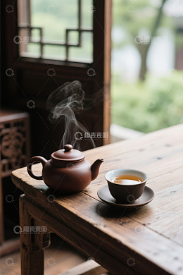 中式茶室中的茶壶与茶杯