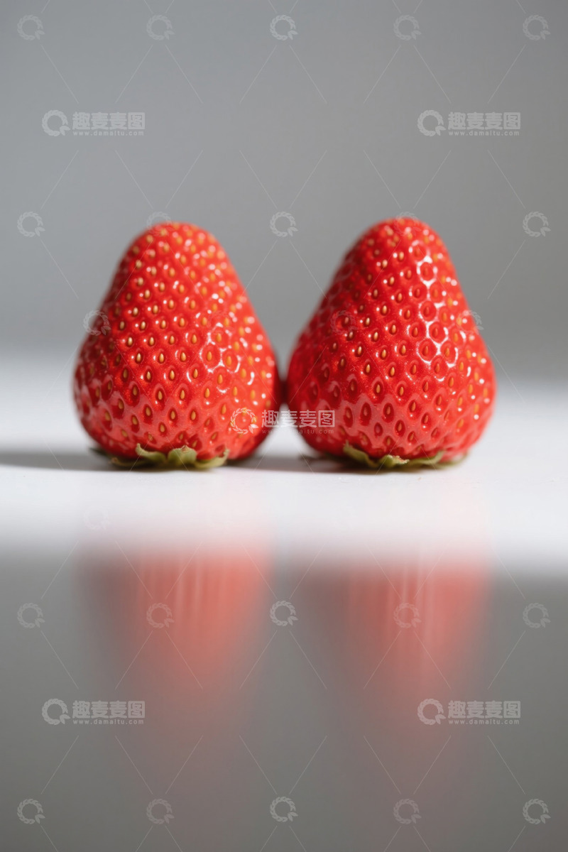 高清大图下载【趣麦麦图】两个新鲜红色草莓特写