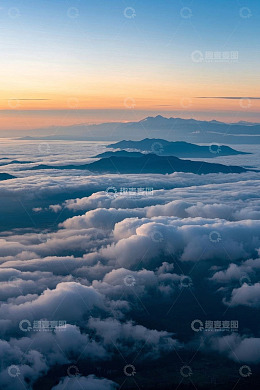高空云海与远山景观