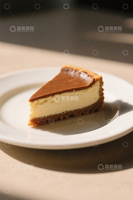 白色盘子上的一块芝士蛋糕