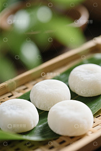 竹制托盘上的传统糕点