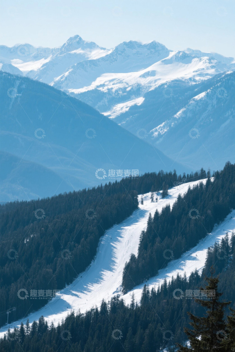 高清大图下载【趣麦麦图】雪山森林间的滑雪道风景