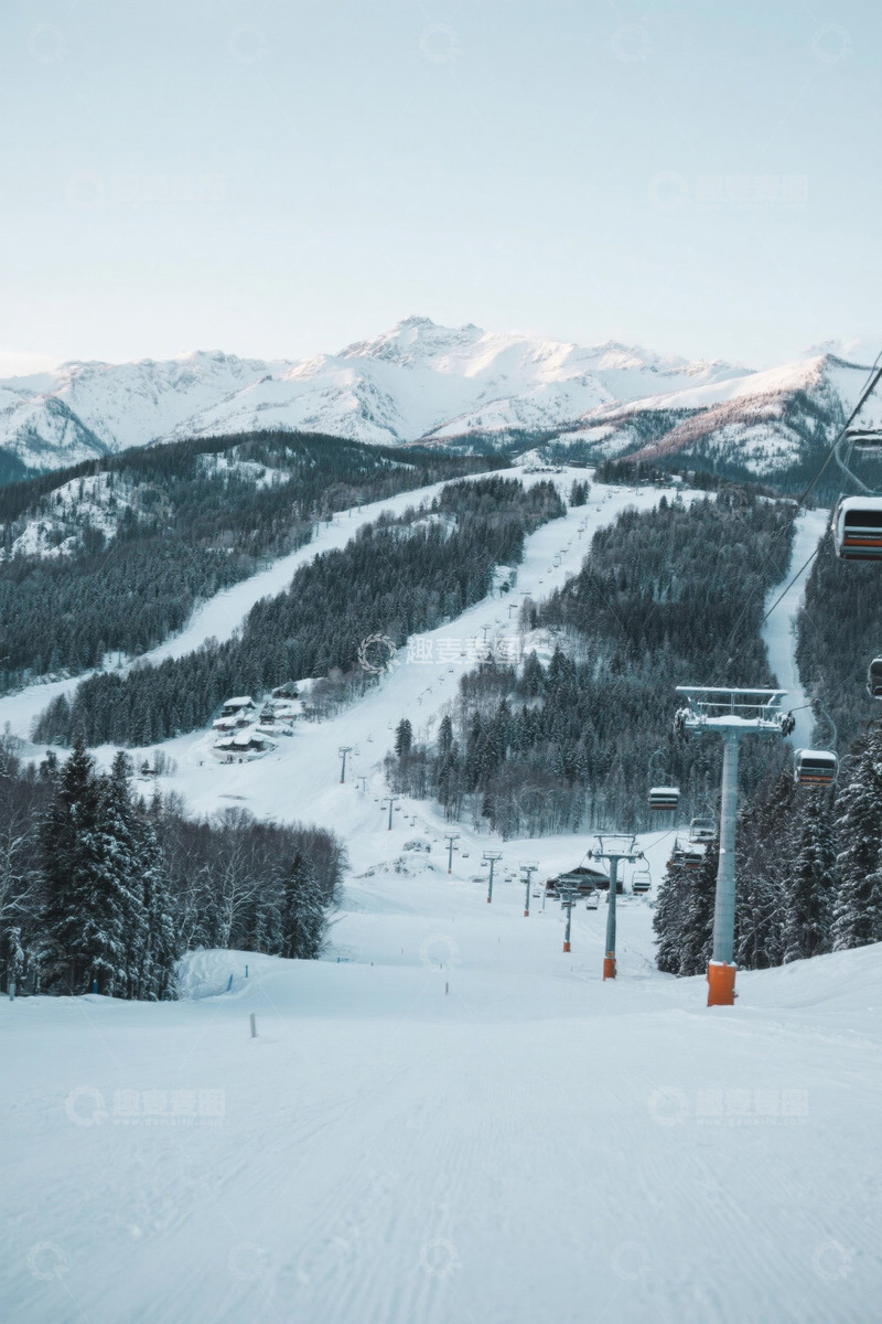 高清大图下载【趣麦麦图】雪山滑雪场滑雪缆车景观
