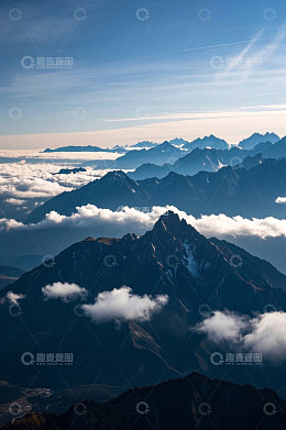 云海环绕的连绵山脉景观