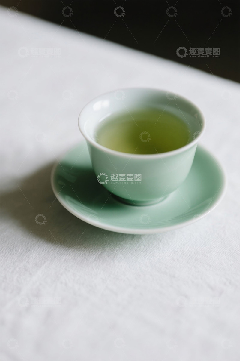 高清大图下载【趣麦麦图】浅绿色茶杯与茶碟装盛绿茶