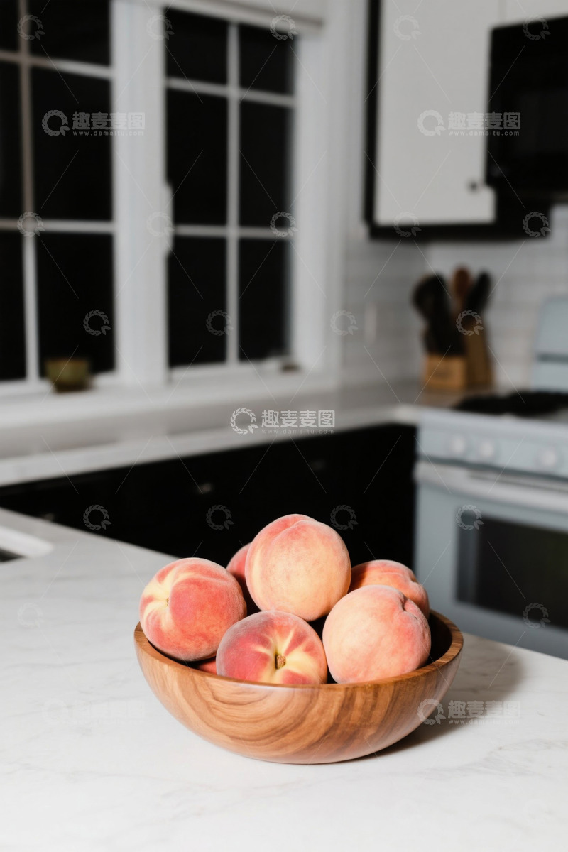 高清大图下载【趣麦麦图】厨房台面上木碗装的新鲜桃子