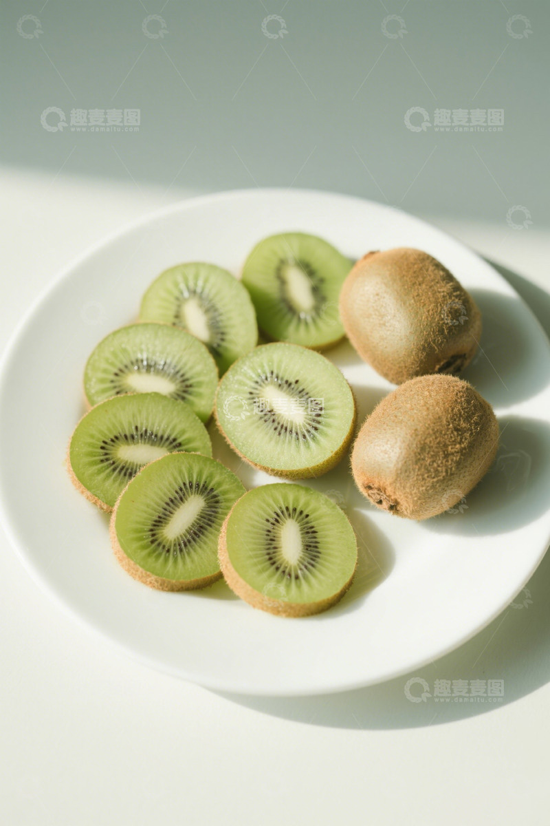 高清大图下载【趣麦麦图】白色盘子上的猕猴桃切片与整果