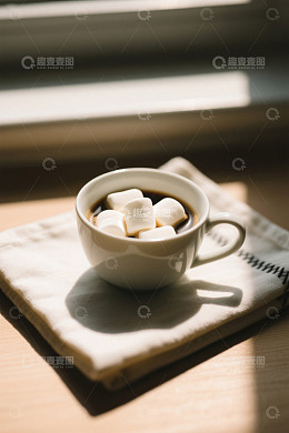 木桌上放着棉花糖咖啡杯