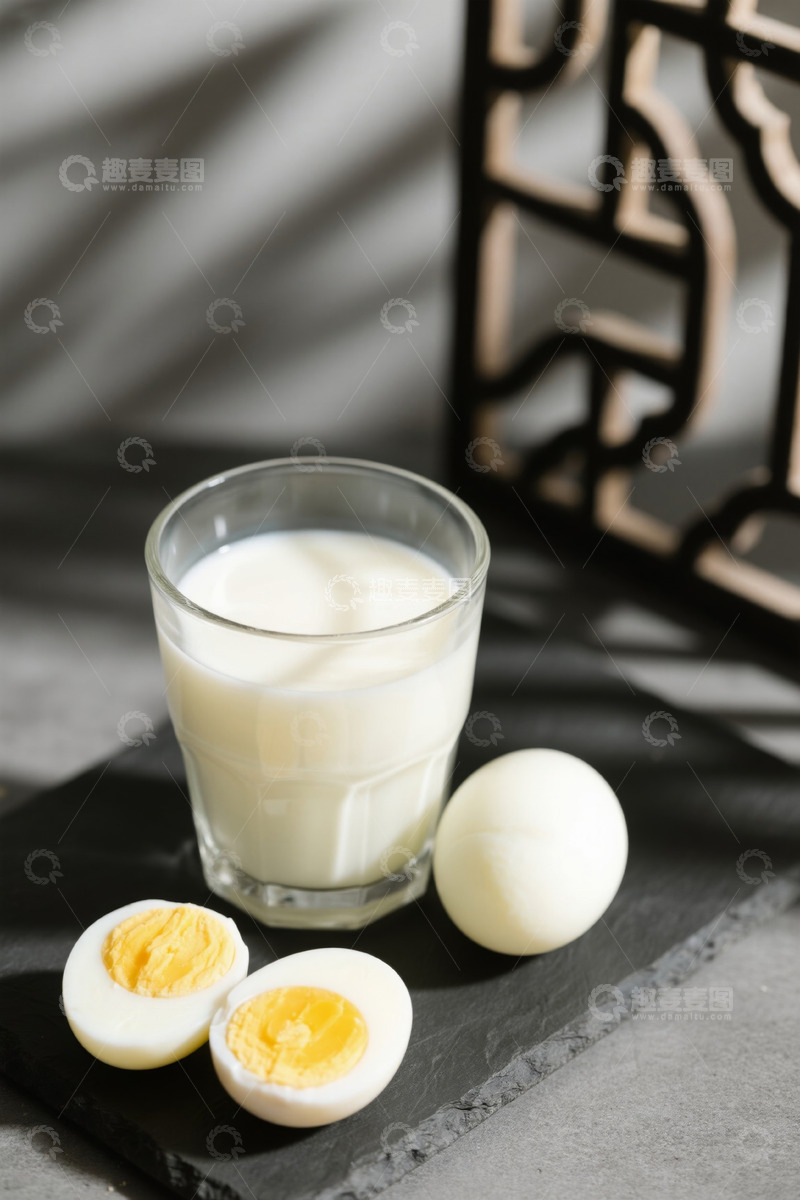 高清大图下载【趣麦麦图】玻璃杯装牛奶与水煮鸡蛋静物