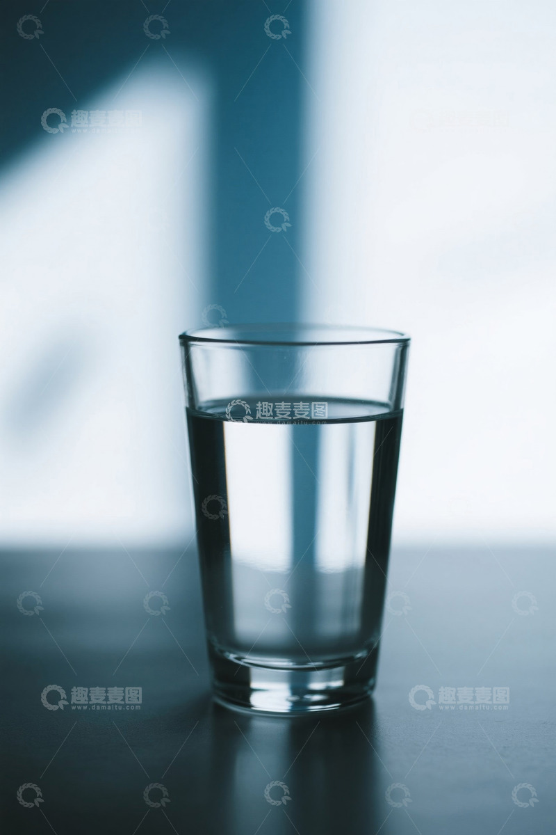 高清大图下载【趣麦麦图】桌面上的透明玻璃杯装水