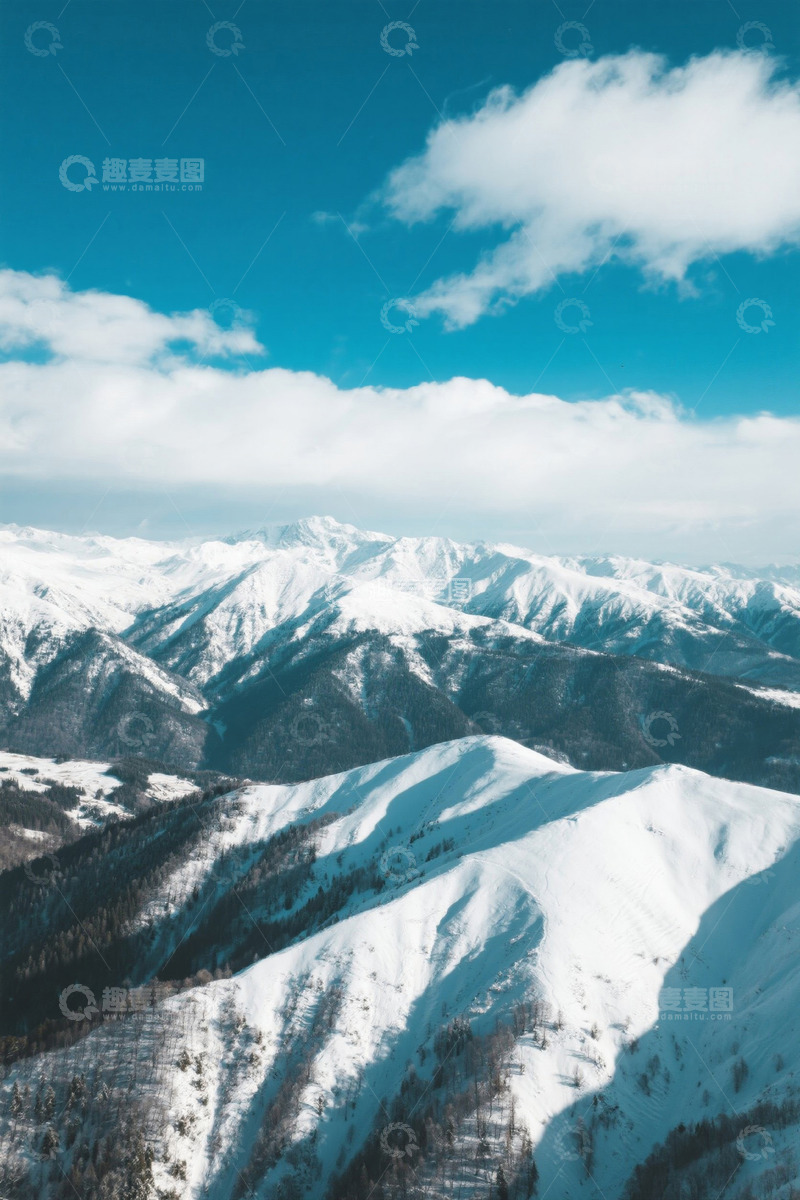 高清大图下载【趣麦麦图】蓝天白云下的雪山风景