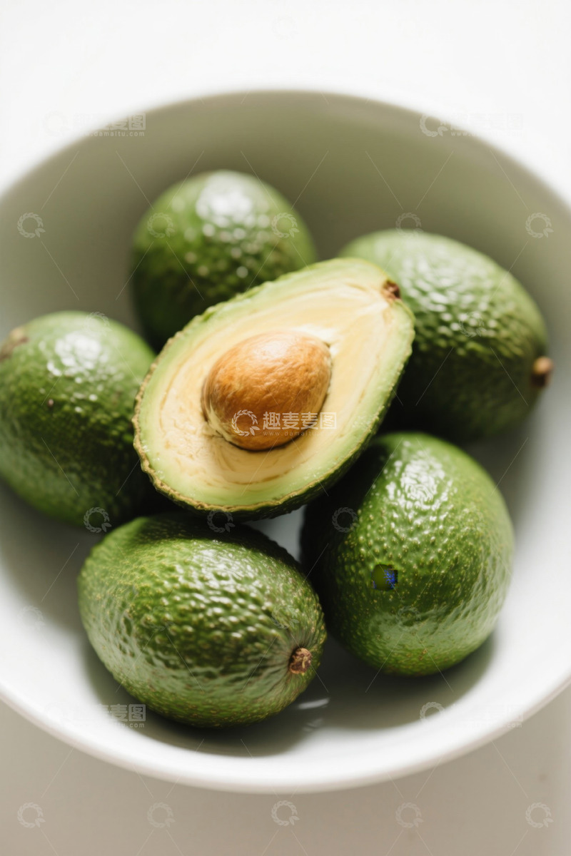 高清大图下载【趣麦麦图】白色碗中摆放的牛油果