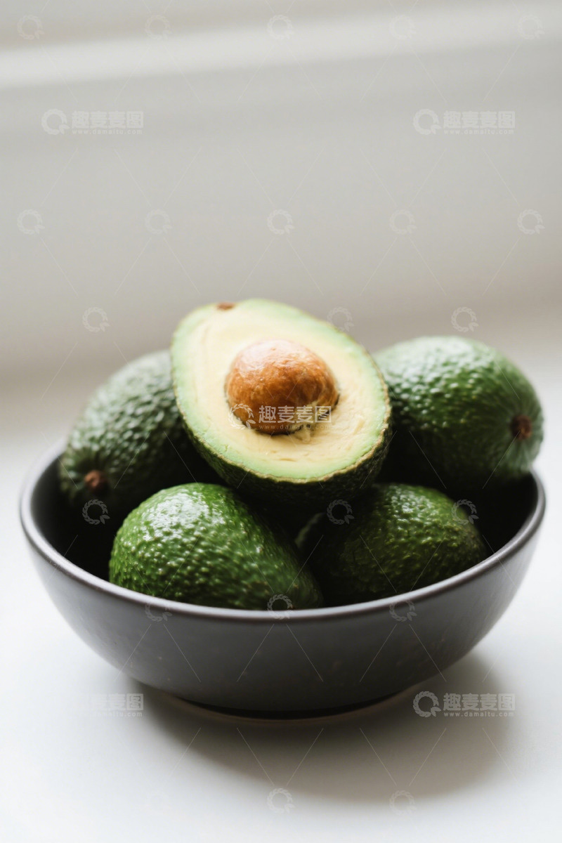 高清大图下载【趣麦麦图】碗中摆放的新鲜牛油果