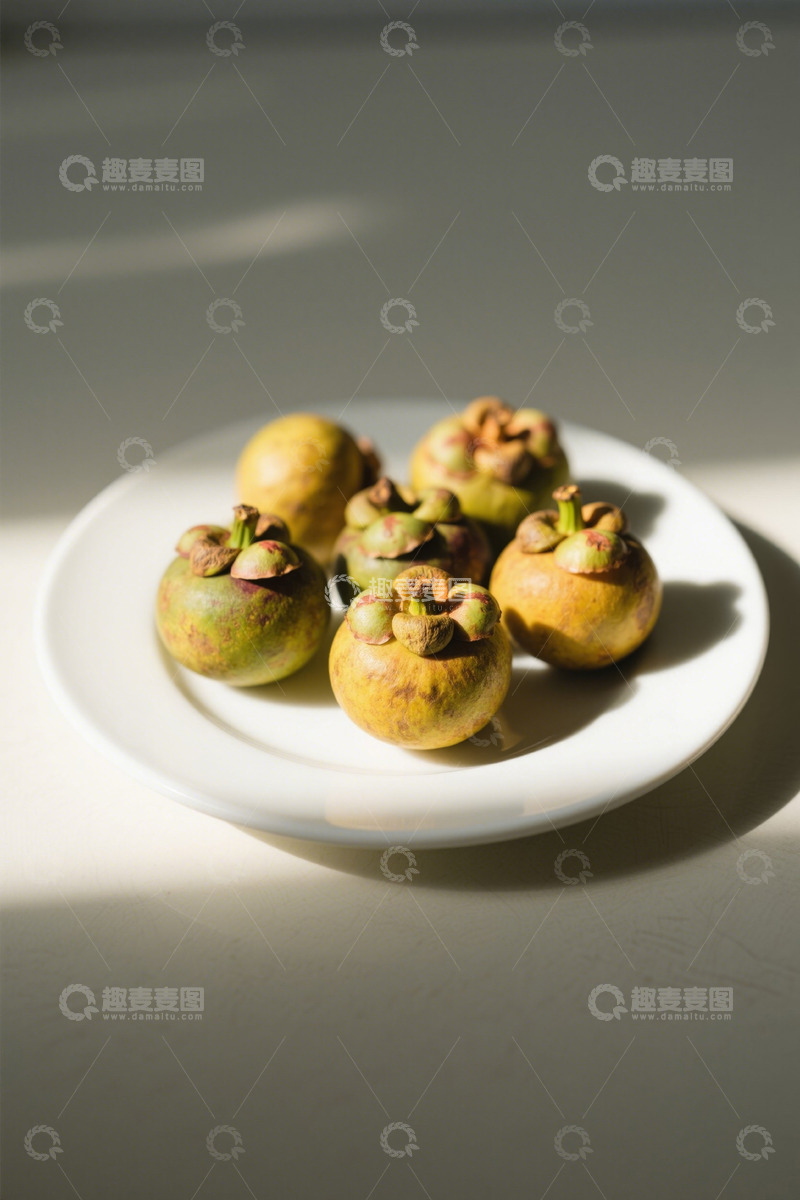 高清大图下载【趣麦麦图】白色盘子上的山竹水果