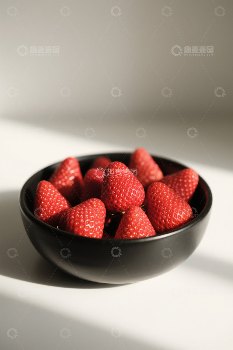 高清大图下载【趣麦麦图】黑色碗中放置的新鲜草莓