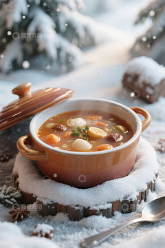 雪地中盛有食材的汤锅