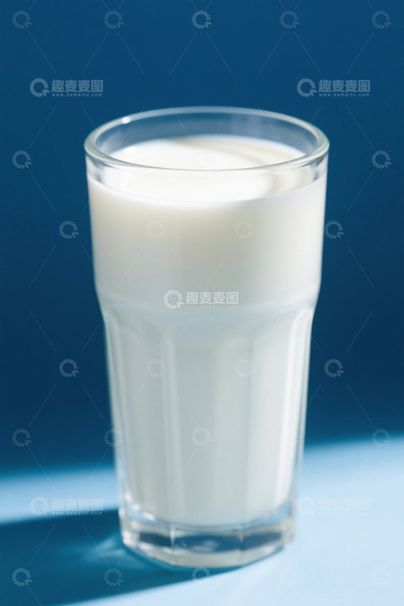 高清大图下载【趣麦麦图】玻璃杯装白色牛奶特写