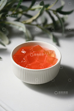 白色碗中红色果冻美食特写
