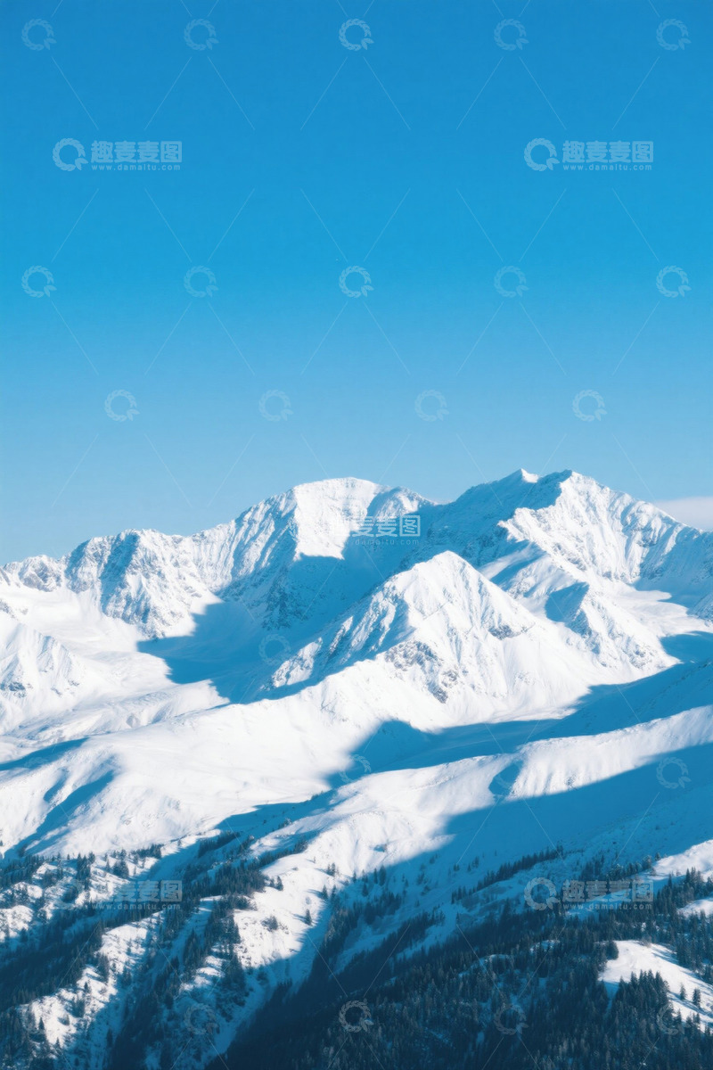高清大图下载【趣麦麦图】蓝天覆盖下的雪山全景